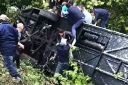 PREVRNUO SE TURISTIČKI AUTOBUS U nesreći u Italiji jedna osoba poginula, povrijeđeno 30 putnika