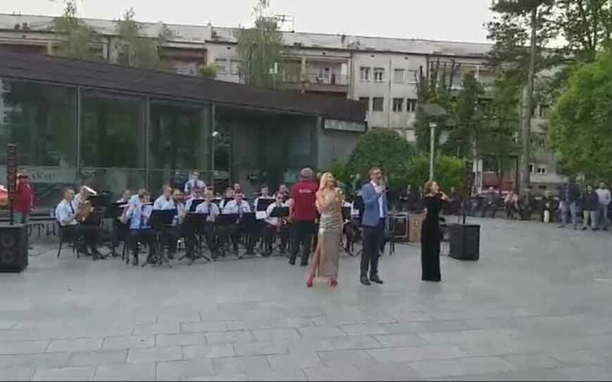 ORILO SE KRAJIŠKOM LJEPOTICOM Rusi usred Banjaluke zapjevali “Pukni zoro” (VIDEO)