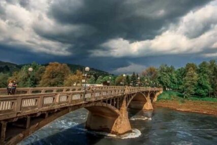 DRAMA U VISOKOM Muškarac se pokušao BACITI u rijeku Bosnu, ponavljao samo OVO IME