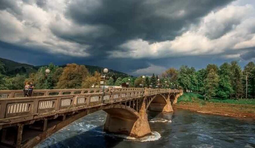 DRAMA U VISOKOM Muškarac se pokušao BACITI u rijeku Bosnu, ponavljao samo OVO IME