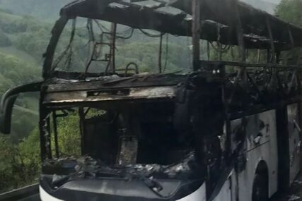 U POTPUNOSTI IZGORIO Autobus koji se zapalio kod Sarajeva totalno uništen, putnici bez povreda