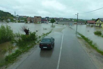 ALARMANTNO I U CAZINU Zbog poplava i klizišta proglašeno stanje PRIRODNE NESREĆE