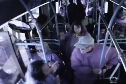 Bahat potez bijesne putnice u gradskom prevozu: Gurnula je djeda iz autobusa, a on je PAO NA PLOČNIK I UMRO