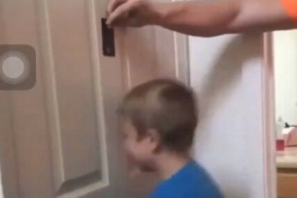 VJEROVALI ILI NE Roditelji snimaju djecu dok lupaju glavom o vrata ZBOG OVOG RAZLOGA (VIDEO)