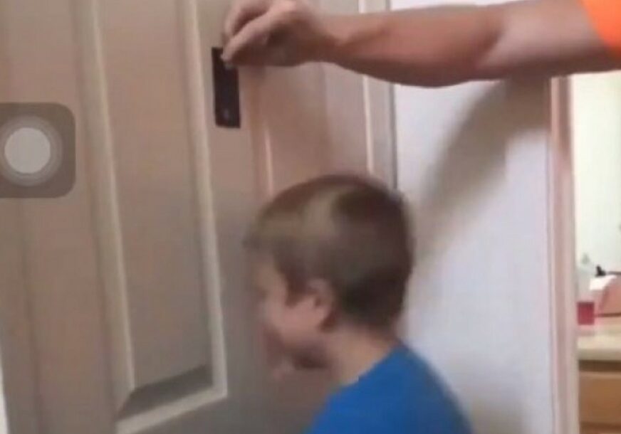 VJEROVALI ILI NE Roditelji snimaju djecu dok lupaju glavom o vrata ZBOG OVOG RAZLOGA (VIDEO)