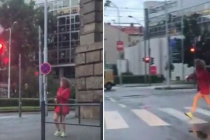 "ŠTO JA NEMAM OVAKVU?” Djevojka je čekala na semaforu i onda uradila NEŠTO O ČEMU BRUJI BALKAN (VIDEO)