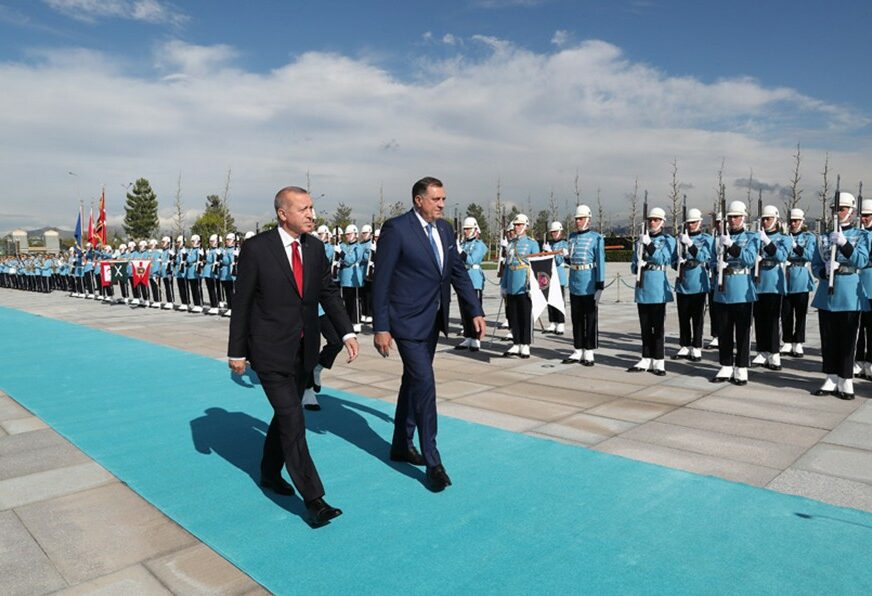 Predsjedništvo BiH u Turskoj: Dodik pozdravio počasnu gardu sa „MERHABA ASKER“ (VIDEO)