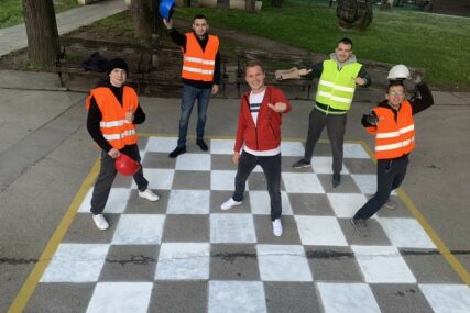 KIŠA IH RAZMRLJALA Zbog šahovskih polja u centru grada Stanivukoviću prijeti KAZNA
