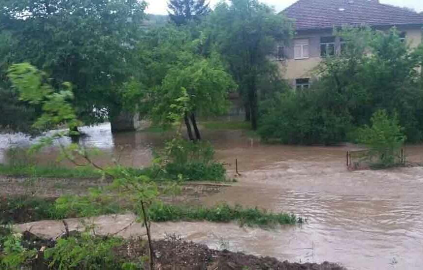 MJEŠTANI NA VELIKIM MUKAMA Poplavljena područna škola i nekoliko kuća kod Gračanice (VIDEO)
