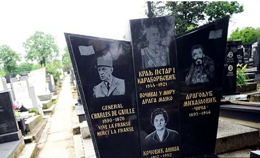 KRALJ PETAR, DRAŽA I PIŠTOLJ Na Centralnom groblju nalazi se NAJNEOBIČNIJA SPOMEN PLOČA u Beogradu