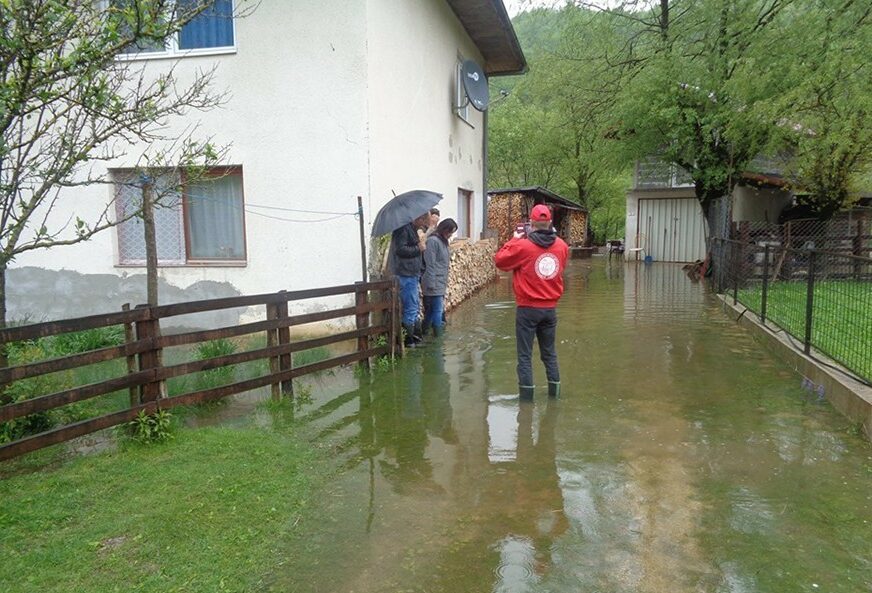 "KORAK DO PROGLAŠAVANJA VANREDNE SITUACIJE" Poplavljeni stambeni objekti u Jezeru, ambulanta prestala sa radom