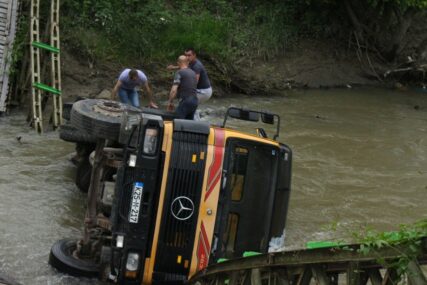 SREĆA U NESREĆI Nije povrijeđen vozač kamiona koji je upao u korito rijeke Spreče