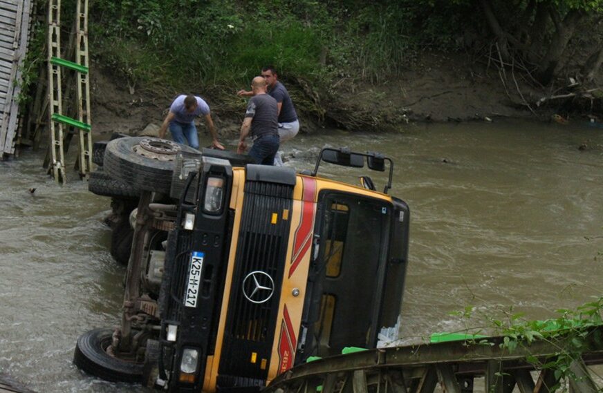 SREĆA U NESREĆI Nije povrijeđen vozač kamiona koji je upao u korito rijeke Spreče
