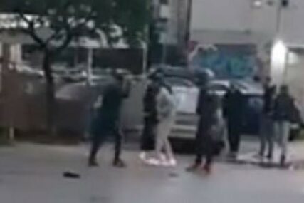 LETJELO KAMENJE Snimljen okršaj migranta u Bihaću (VIDEO)
