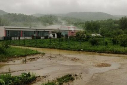 PORED POPLAVA I POŽAR Buknulo u tvornici “Monouso” u Kotor Varošu, “Dermal” poplavljen