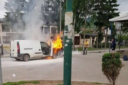 VOZAČ SE SPASAO Zapaljen kombi tokom vožnje kod Sarajeva