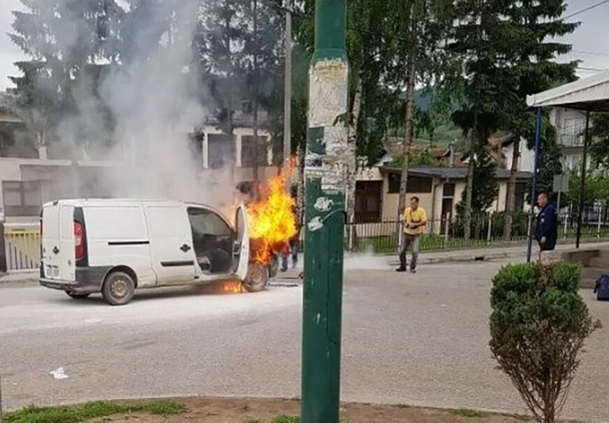 VOZAČ SE SPASAO Zapaljen kombi tokom vožnje kod Sarajeva