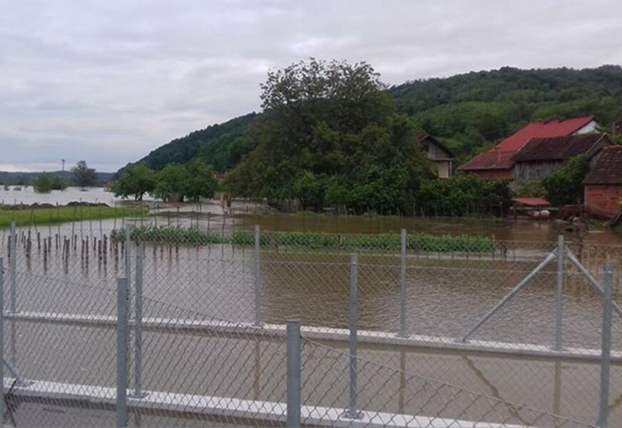 UNA SVE BLIŽE STAMBENIM OBJEKTIMA Poplavljeno jedno domaćinstvo u Kostajnici, putevi za sada prohodni