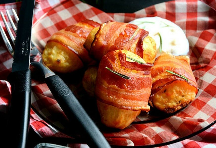PROBAJTE DA MU ODOLITE Krompir umotan slaninicom: Dobro zvuči, još bolje izgleda