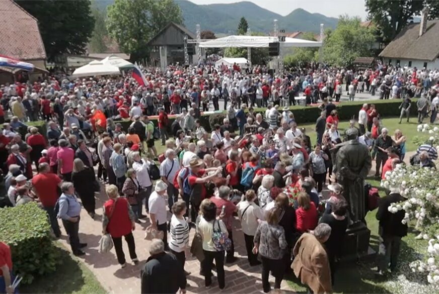 SLAVLJE U KUMROVCU Na proslavu Titovog rođendana došlo 15.000 LJUDI, pjevaju se jugoslovenske pjesme (FOTO, VIDEO)