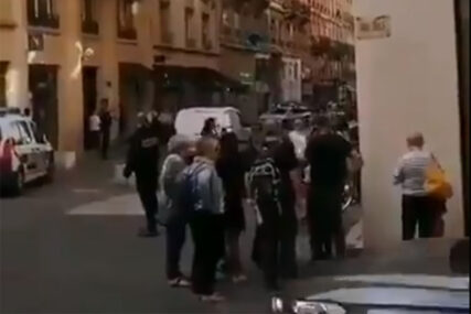 PANIKA U LIONU Aktivirana bomba nasred ulice, najmanje OSAM LJUDI POVRIJEĐENO (VIDEO)