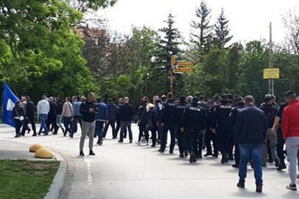 “NEĆEMO DA RADIMO ZA MIZERIJU” Nezadovoljni policajaci Livanjskog kantona protestvovali ispred Vlade