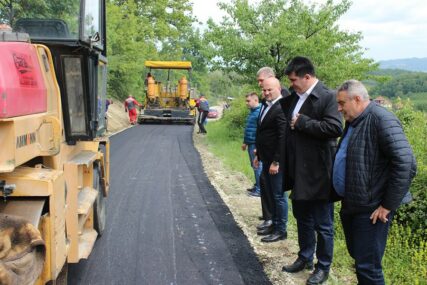 RENOVIRANJE LOPARA Novi asfalt u Lipovicama, olakšanje za školarce i poljoprivrednike