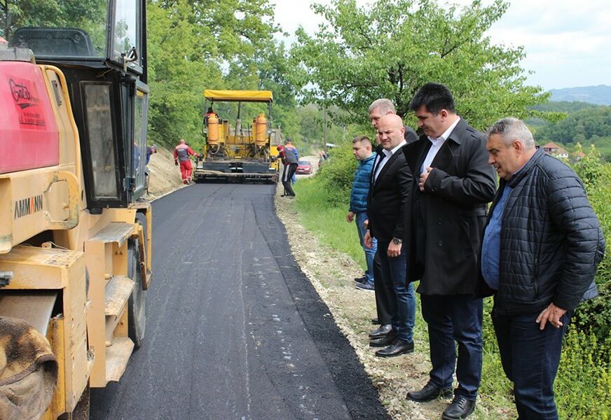 RENOVIRANJE LOPARA Novi asfalt u Lipovicama, olakšanje za školarce i poljoprivrednike