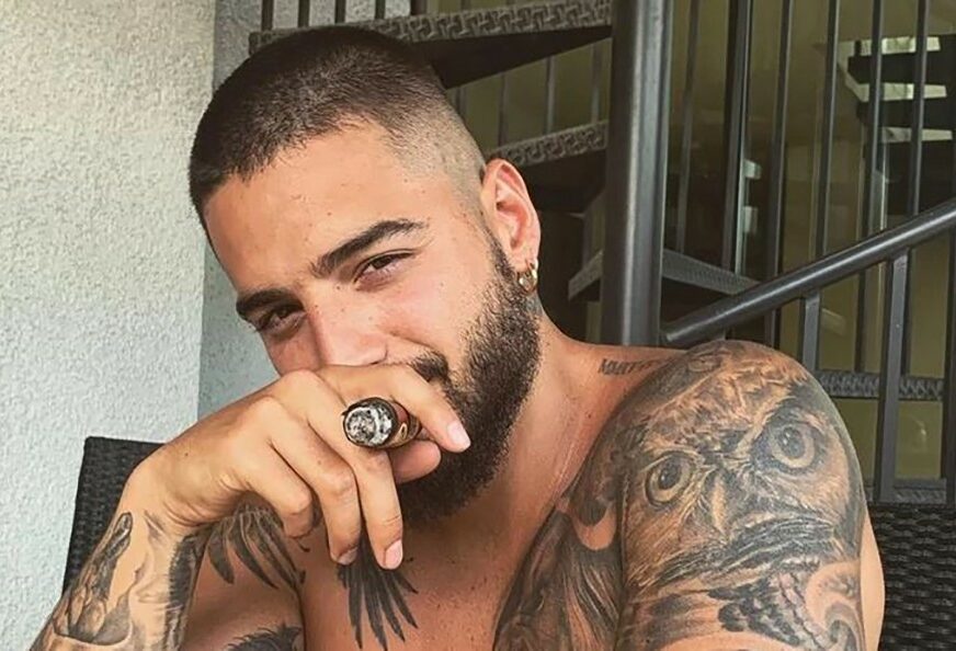 ČESTITKA IZAZVALA BURU REAKCIJA Poznati pjevač ljubi majku U USTA, komentari ne prestaju (FOTO)