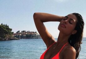 (FOTO) Baškari se na Mikonosu: Žena poznatog košarkaša pozirala u haljini bez brushaltera, svi pričaju da je stavila silikone