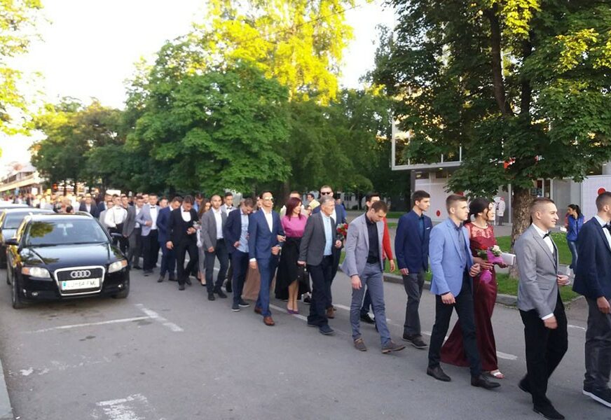 PROSLAVA MATURE DA BUDE U KRUGU ŠKOLE Javna rasprava o Nacrtu zakona o osnovnom vaspitanju i obrazovanju u RS