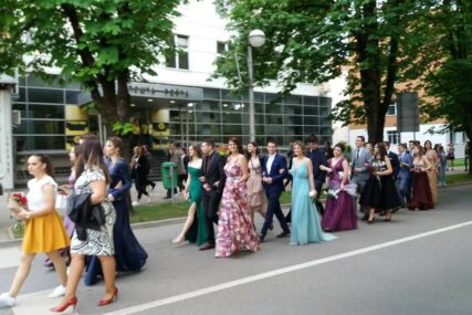 KIŠA NIJE POKVARILA DEFILE Maturanti gimnazije u Prijedoru uljepšali gradske ulice (FOTO)