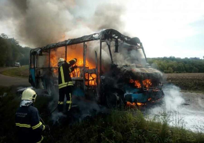 BUKTINJA NA ULICI U Prnjavoru se zapalio mini bus, vozač SPRIJEČIO TRAGEDIJU (VIDEO)