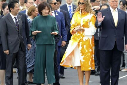 Japanska MODNA BAJKA Melanije Tramp: Prva dama Amerike zablistala u žuto-bijelom mantilu