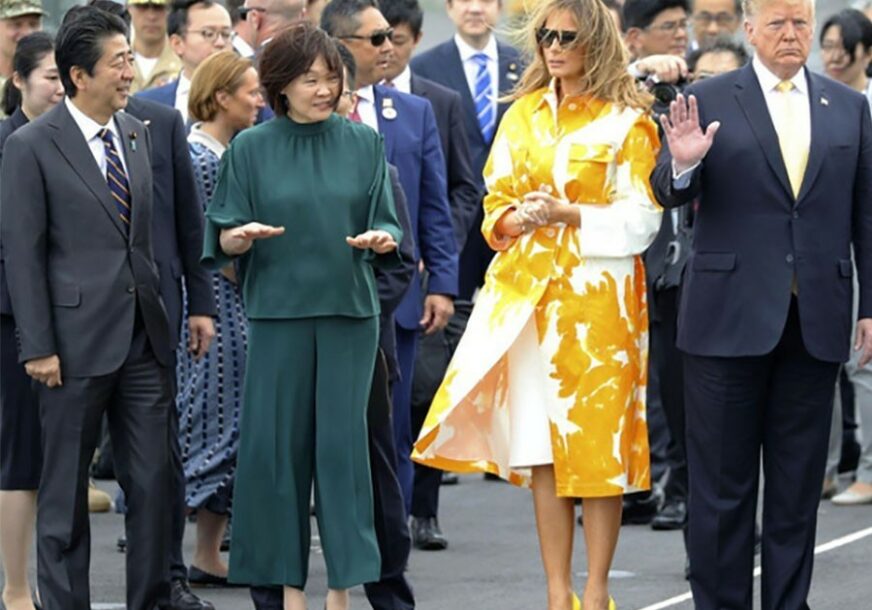 Japanska MODNA BAJKA Melanije Tramp: Prva dama Amerike zablistala u žuto-bijelom mantilu