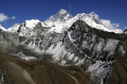"SMRT, POKOLJ, HAOS" Popeo se na vrh Monta Everesta i zabilježio UZNEMIRUJUĆI DETALJ (FOTO)