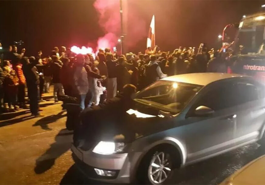 PROSLAVA POBJEDE Navijač se bacio na auto kojim je upravljala direktorka FK Sarajevo