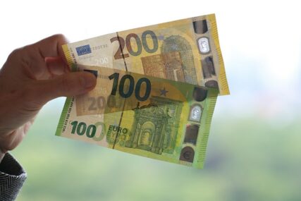 Od danas NOVI DIZAJN novčanica od 100 i 200 evra (FOTO)