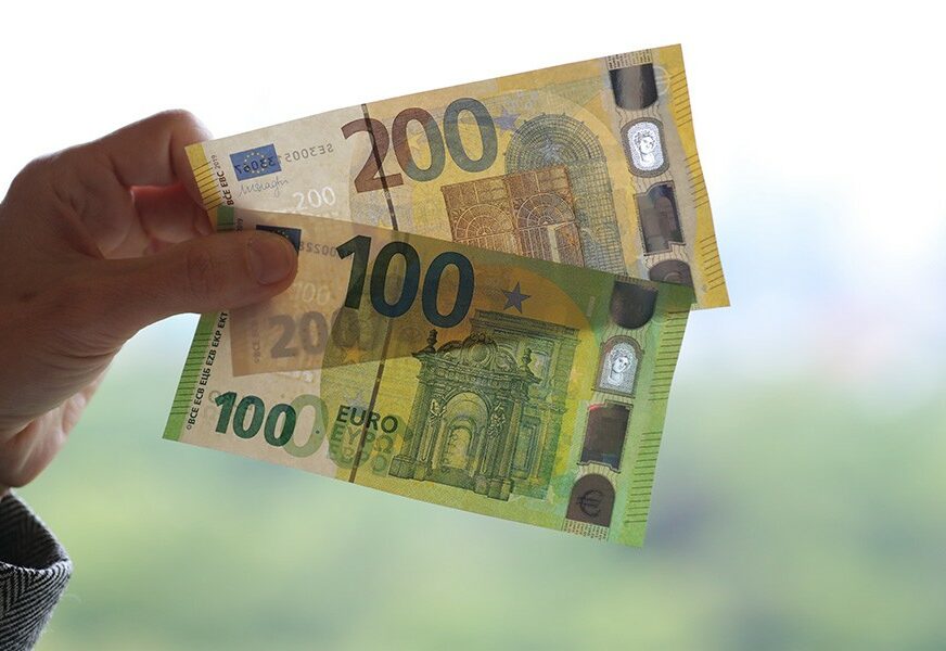Novi dizajn novčanica od 100 i 200 evra od sutra u opticaju
