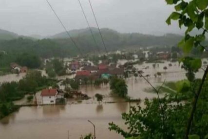VODA UGROZILA DOMAĆINSTVA Rijeka Japra poplavila naselje Suhača u Novom Gradu