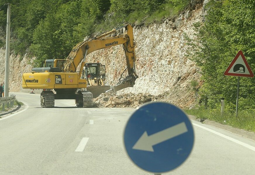 PROBLEMI NA VIŠE PUTNIH PRAVACA Zbog odrona prekid saobraćaja na putu Crna Rijeka-Dabrac