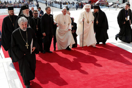 Papa Franja u Rumuniji: Moramo da pomognemo jedni drugima