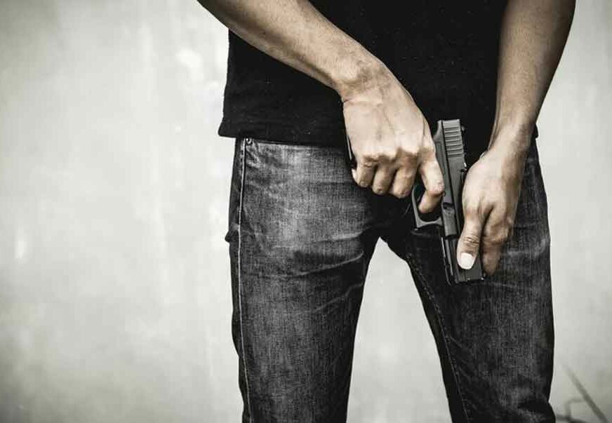 HICI IZ VOZILA U POKRETU Muškarac uhapšen zbog pucanja iz pištolja "plašljivca"