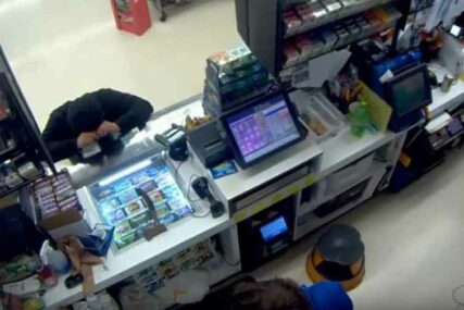 KAKAV PREOKRET Pokušao opljačkati prodavnicu pa završio na koljenima MOLEĆI ZA OPROŠTAJ (VIDEO)
