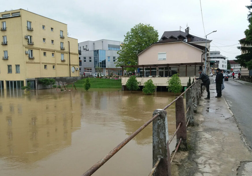 BUJICA IH NIJE OMELA U Prijedoru koji je POD VODOM za par sati počinju ulične trke