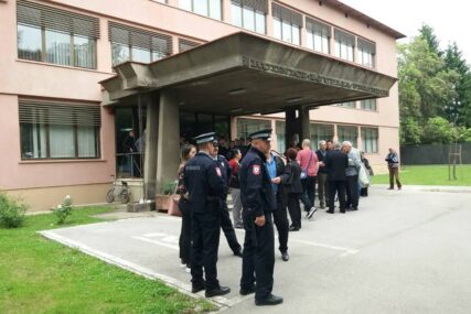 “TUBIN RUŠI STRANKU” Burno na Izbornoj skupštini SDS-a u Prijedoru, STIGLA I POLICIJA (VIDEO)