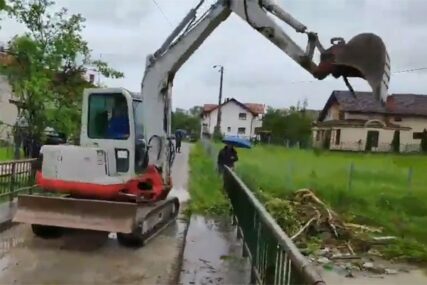 TAKO SE KOD NAS RADI U namjeri da SPASE MOST ovaj čovjek je napravio MALI PREVID (VIDEO)