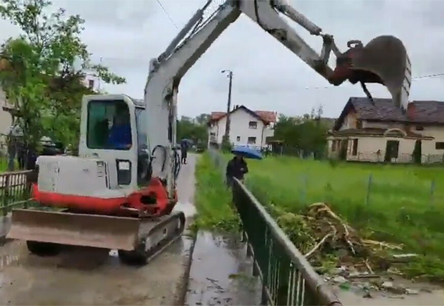 TAKO SE KOD NAS RADI U namjeri da SPASE MOST ovaj čovjek je napravio MALI PREVID (VIDEO)