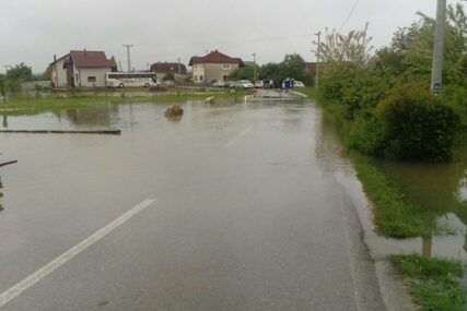 ZBRAJAJU ŠTETU U Prijedoru poplavljeno 400 kuća, pokrenuto šest klizišta i srušen most