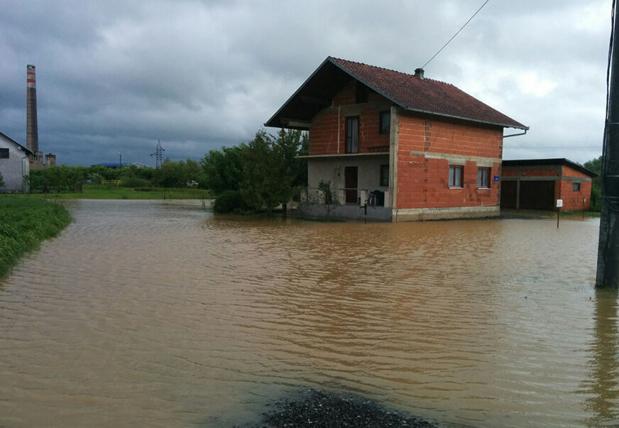 "NISU OTIŠLI NA POSAO, NI DJECU SLALI U ŠKOLU" Poplave napravile probleme mještanima Vrbice i Topolika